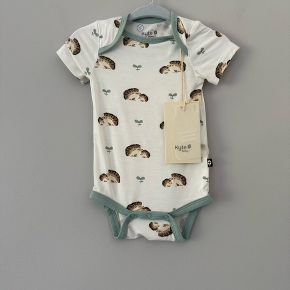 NWT Kyte BABY Hedgehog Print Bodysuit - Cream and Green - Picture 1 of 4